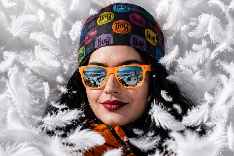 Femme dans des plumes blanches symbolisant la qualité du duvet